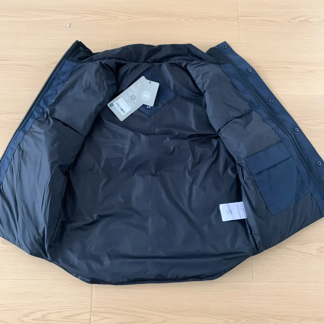 Style number: Y 138 𝑪𝒂𝒏𝒂𝒅𝒂 𝑮𝒐𝒐𝒔𝒆Canada Goose counter level! Canadagoose/Canada Goose New Arrival "2078APPSeries" down vest for men and women Material list: 1⃣ Original custom-made double plain 9500-100% nylon nylon fabric 2⃣ Original YKK zipper, non-sub-factory product 3⃣ National standard 80% white duck down from Guangzhou Inspection, (zp uses 80% white duck down/any boasts of 90% are fake) Material analysis characteristics: 1⃣ Original factory/9500-100% nylon 100% nylon Lurex yarn is actually 100% nylon, which is rarely pure now. Most of them are mixed with cotton thread or polyester. Our top original version is developed in accordance with ZP and uses the same material. 2⃣ As we all know, the original version uses 80% white duck down. The fill power refers to the cubic inches of volume occupied by each ounce (30 grams) of down under certain conditions. If the space occupied by one ounce of down is cubic inches, the fill power of the down is called . So we can simply understand it as: fill power is the volume of down, and the volume of down is fill power. The higher the fill power of down, it means that under the same filling amount, down can fix a larger volume of air layer to keep warm and insulate, so the warmth retention of down is better. Size:XS-2XL Color: Navy Blue Beige Gray Black Red Label Black Black Label